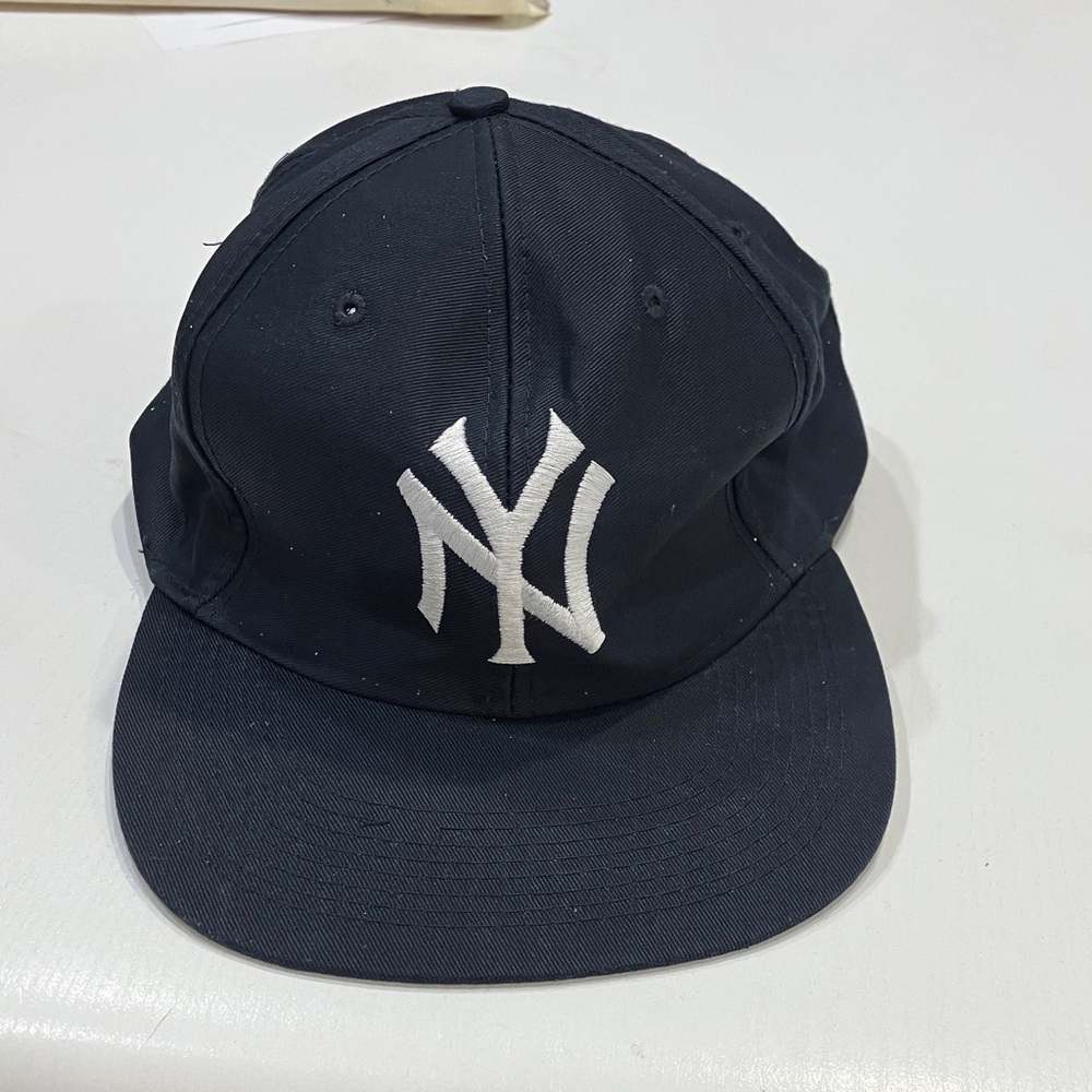 Vintage 1990s Yankee hat by Logo  7 in really really good shape